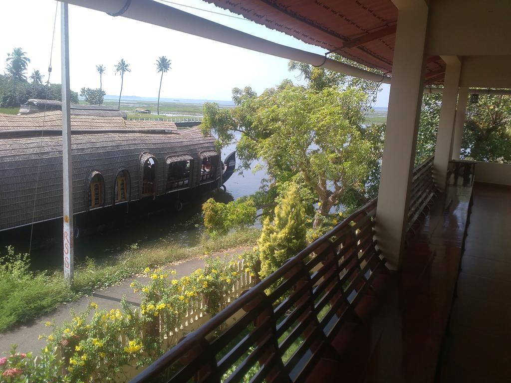 Backwater Breeze Kumarakom Exterior photo