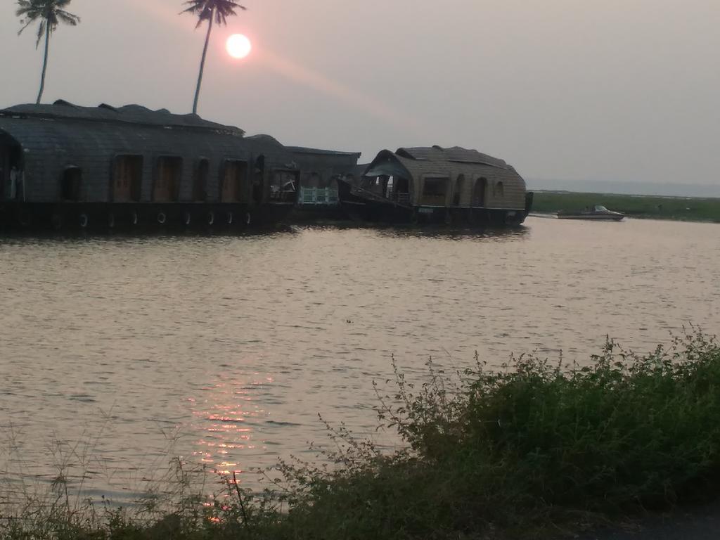 Backwater Breeze Kumarakom Exterior photo