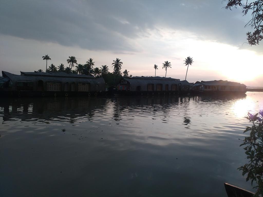 Backwater Breeze Kumarakom Exterior photo